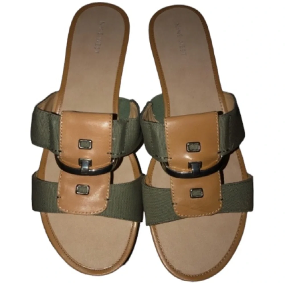 Nine West size 10.5 green canvas and tan leather sandal silver buckle detail